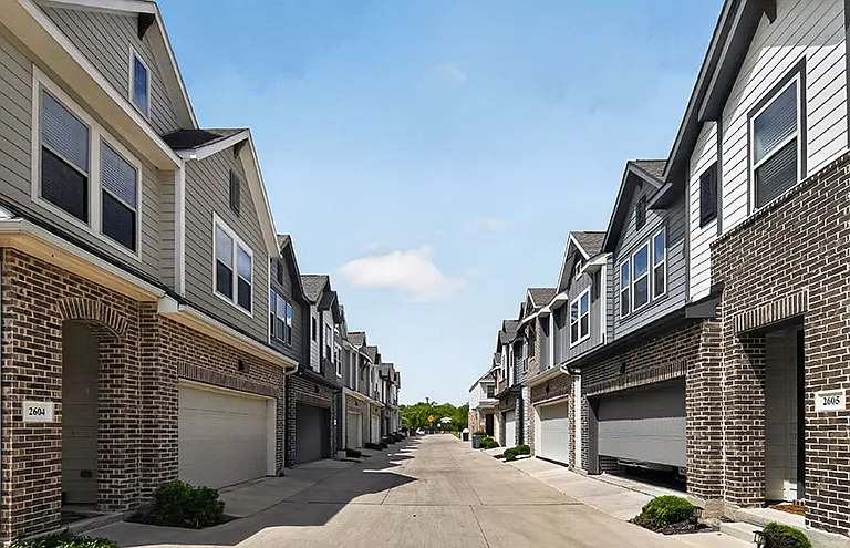 Echelon At Reverchon Bluffs Rental Homes — Photo 34