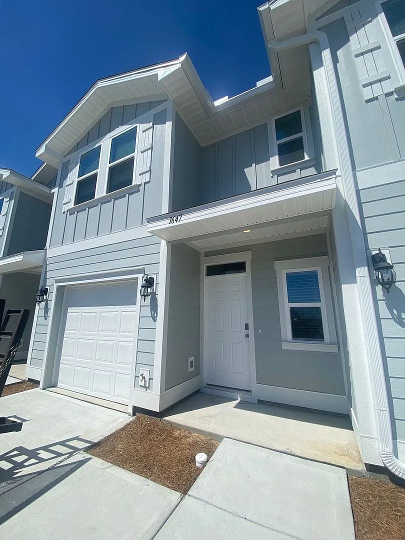 Modern, Spacious & Efficient Townhome in Lynn Haven! *1/2 OFF Security Deposit for Active-Duty Mi... — Photo 1