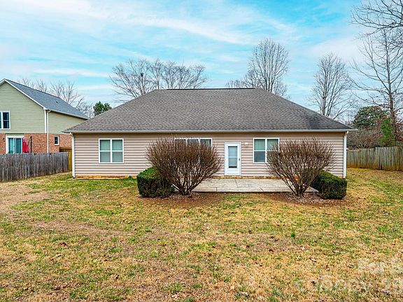 4th image of 1825 Plaza Dr