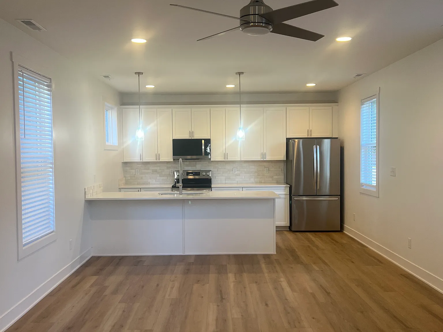 1 bed, 1.5 bath, 1322 sqft, $2,200 — Photo 3