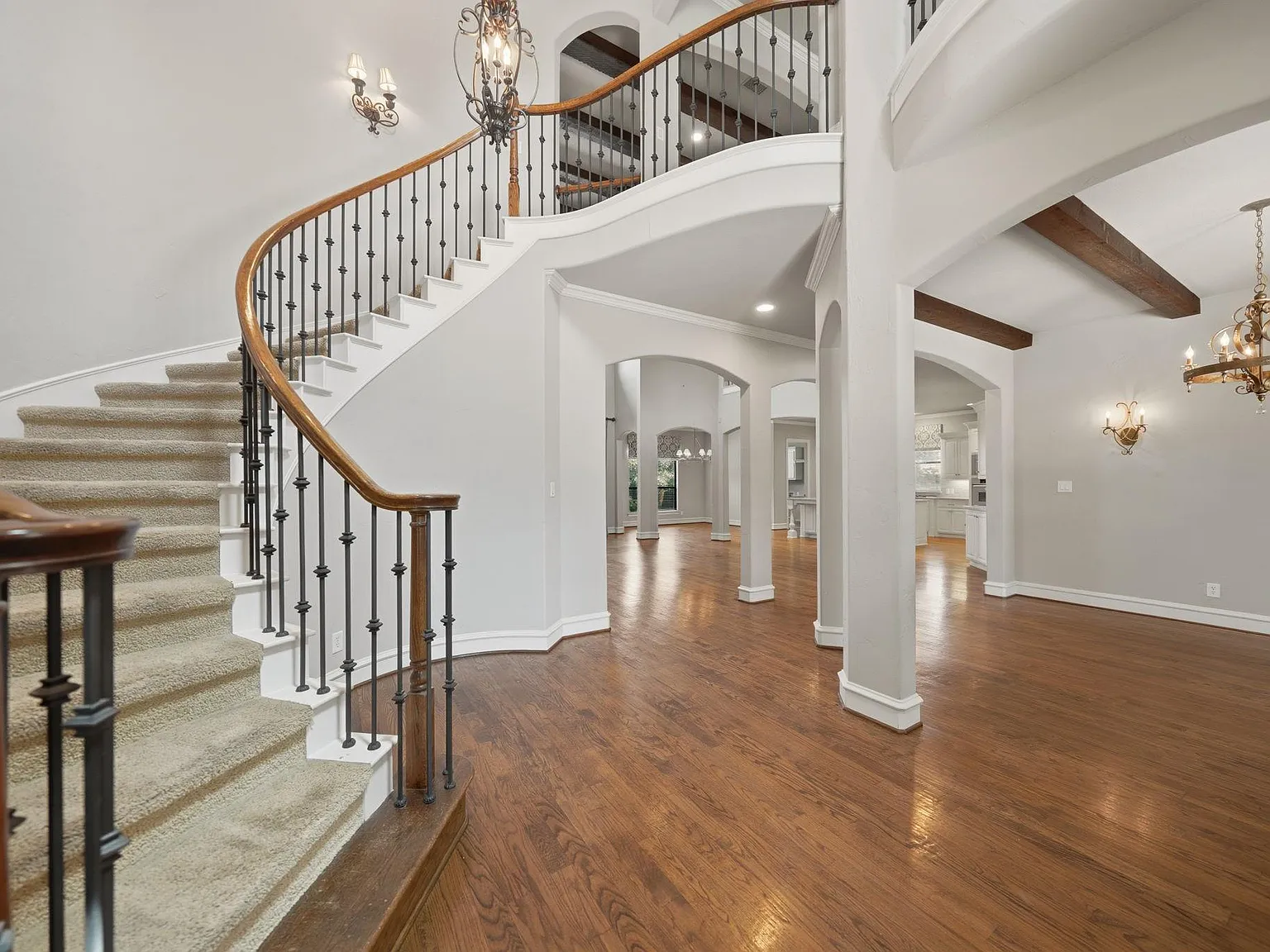 5 bed, 4542 sqft, $4,650 — Photo 3