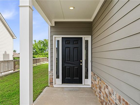 3rd image of 321 Melody Ln NE