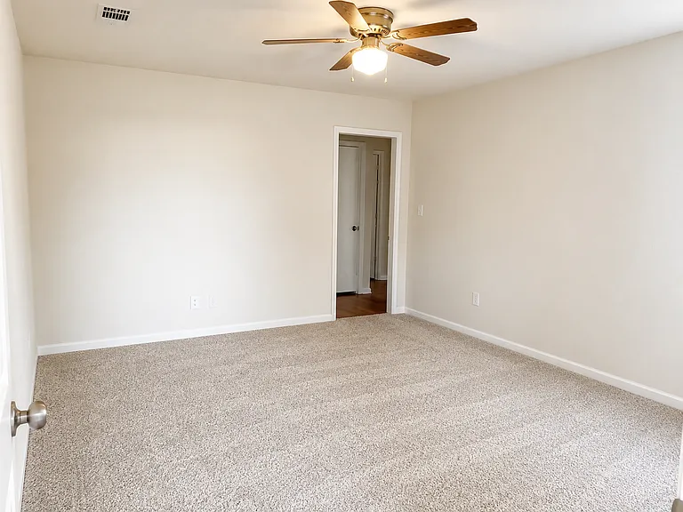 705 Hillview Dr #4 — Photo 2
