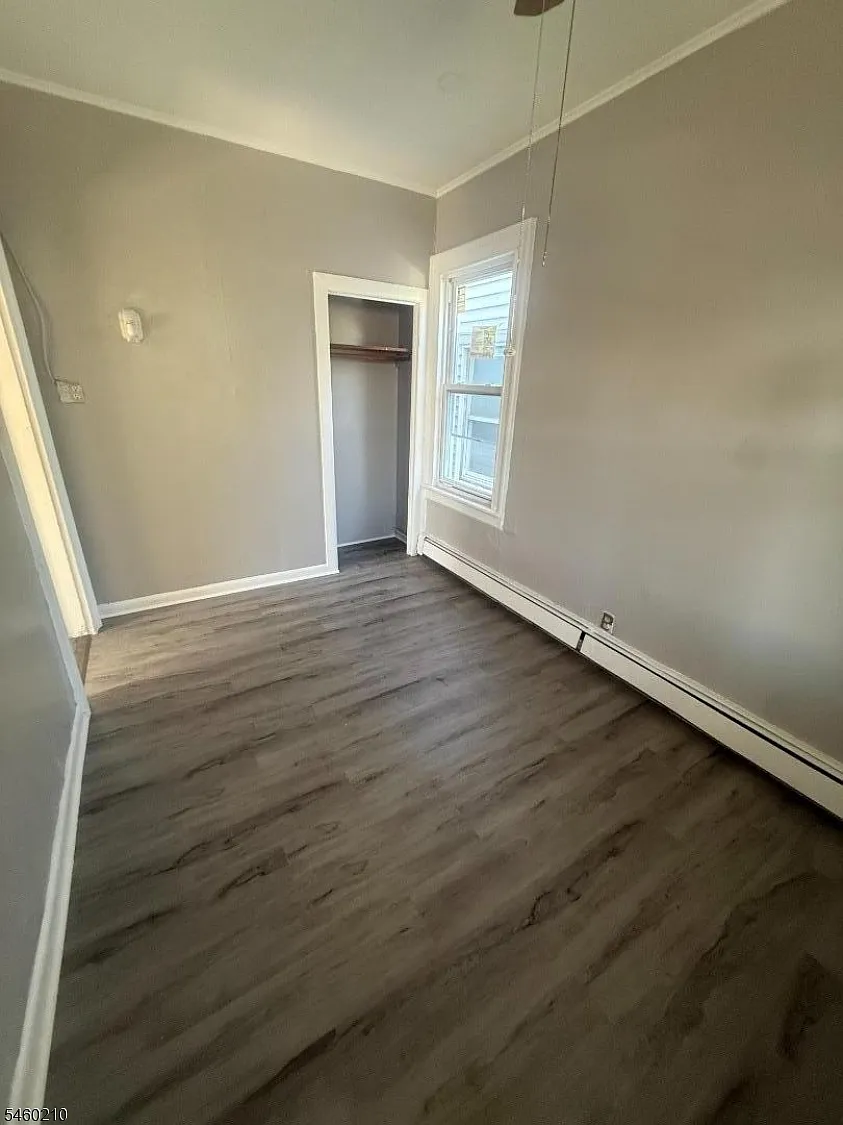 4 bed, 1.0 bath, 800 sqft, $1,800 — Photo 3