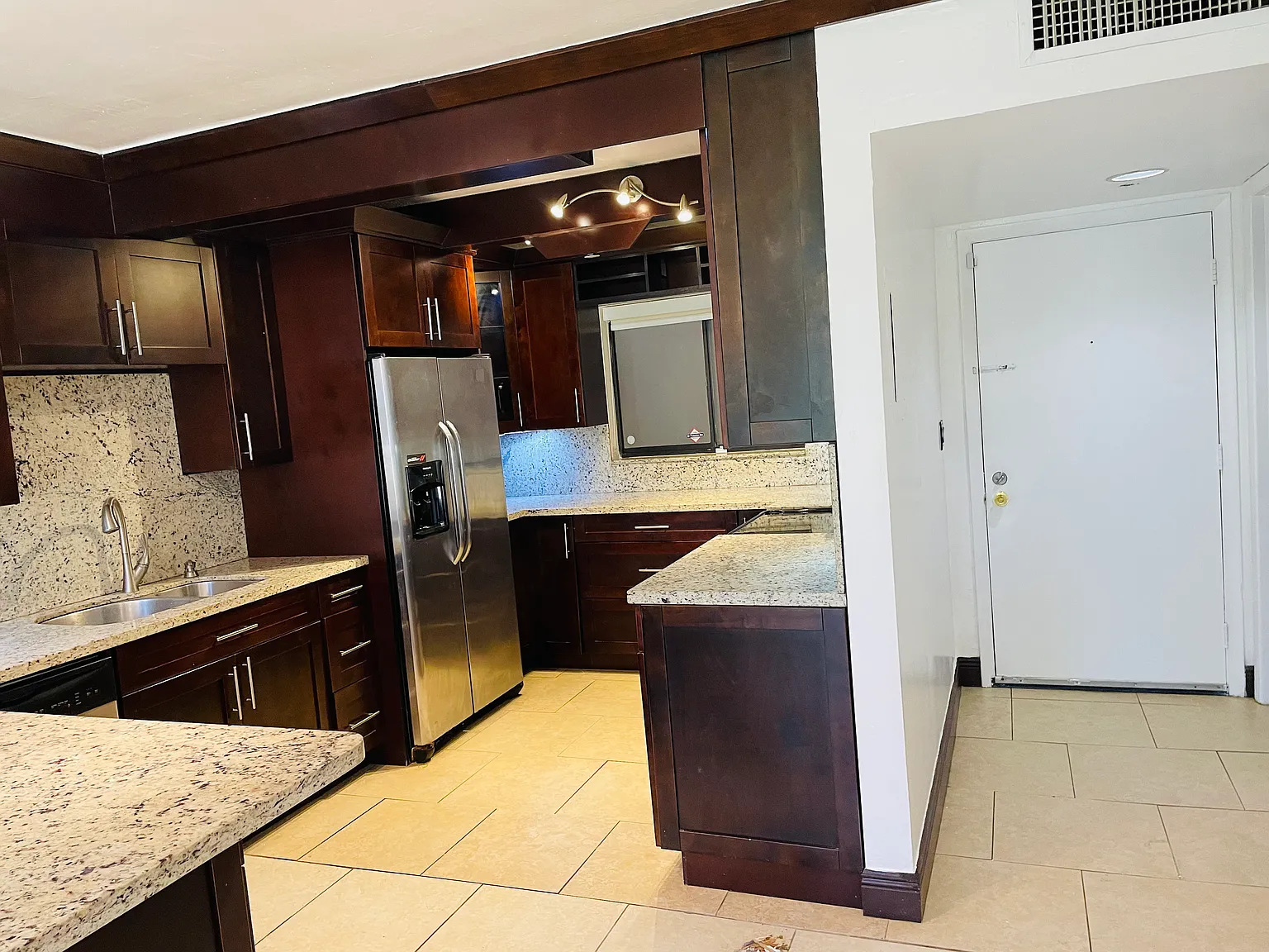 1 bed, 1.5 bath, 705 sqft, $1,900 — Photo 2
