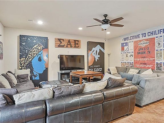 4th image of 4401 Nagle St