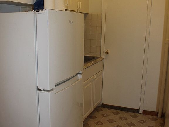 5th image of 238 E 6th St APT 3