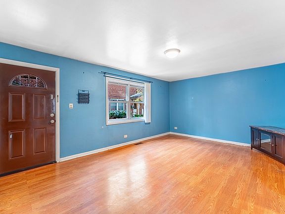 3rd image of 1516 W Pratt Blvd Unit B