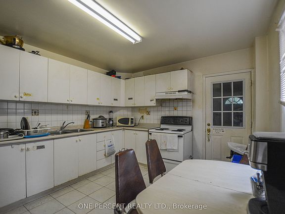 3rd image of 81 Baldwin St