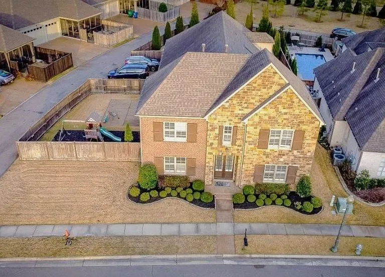 1820 Enclave Hollow Ln E — Photo 2