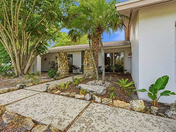 3rd image of 3927 Country View Ln