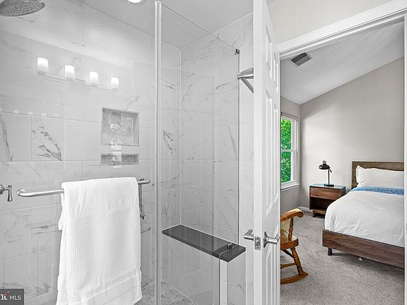 4th image of 644 Nathan Pl NE
