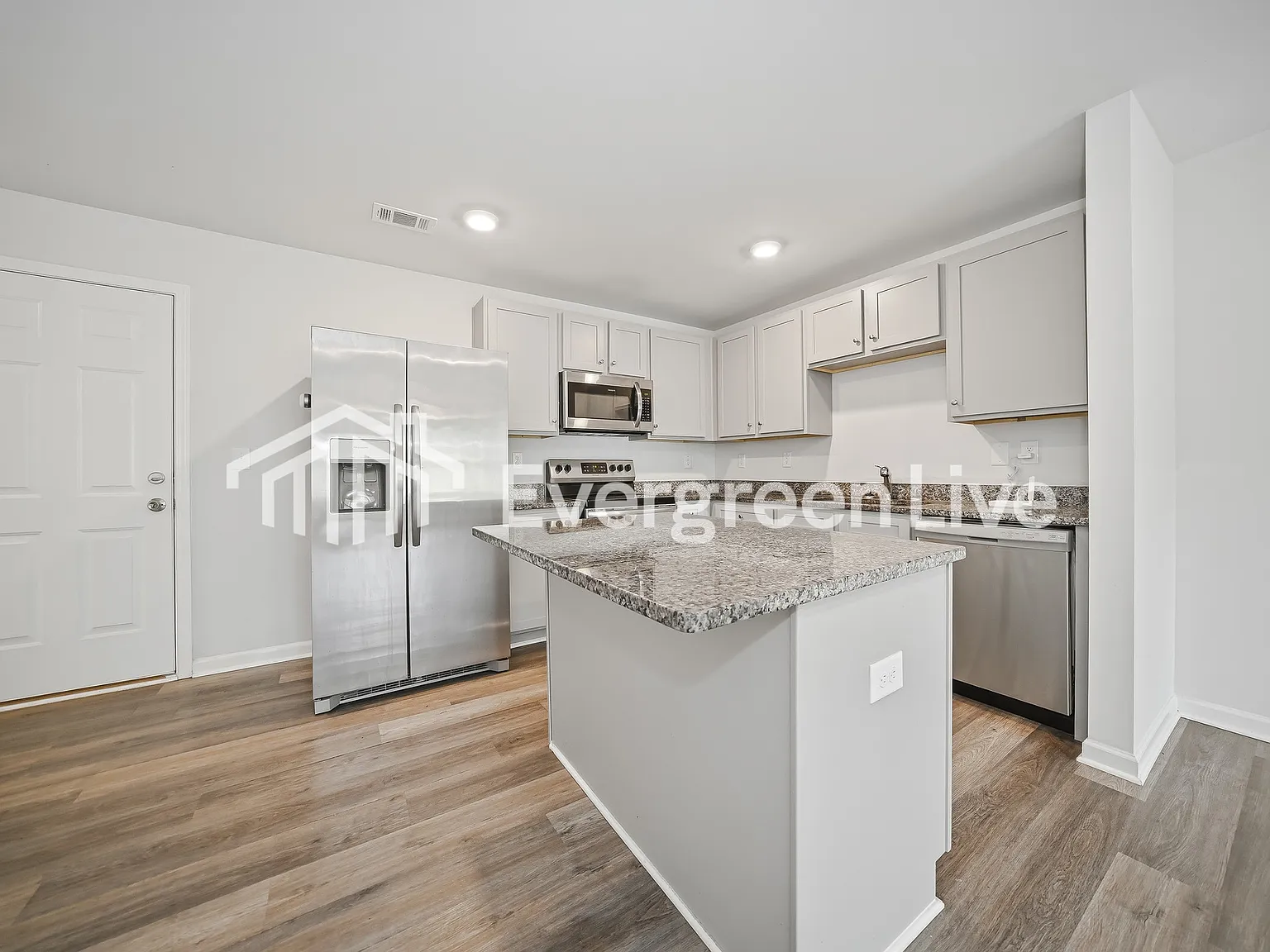 4 bed, 2.5 bath, 1801 sqft, $1,695 — Photo 4