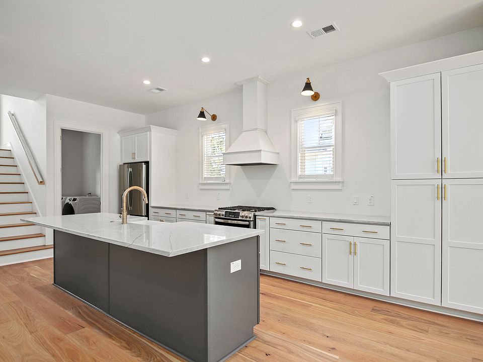 2nd image of 637 Flint St