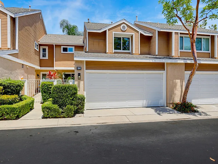 54 Sandalwood — Photo 2