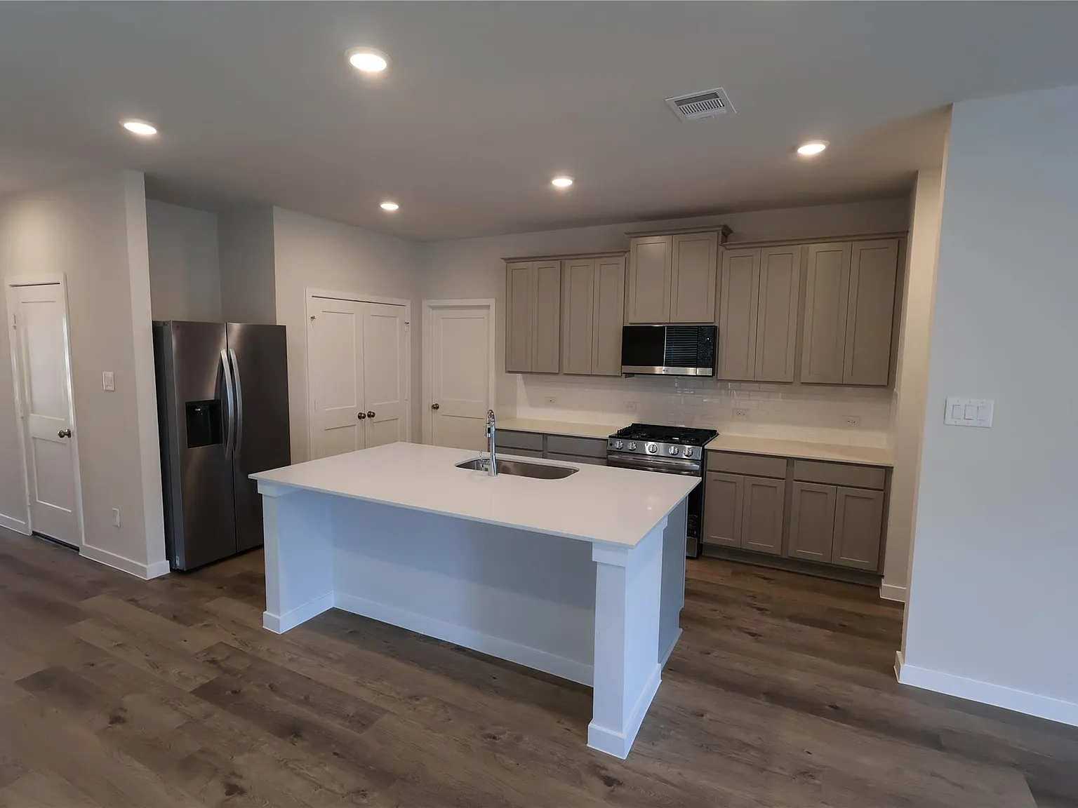 4 bed, 2.5 bath, 1785 sqft, $2,100 — Photo 4