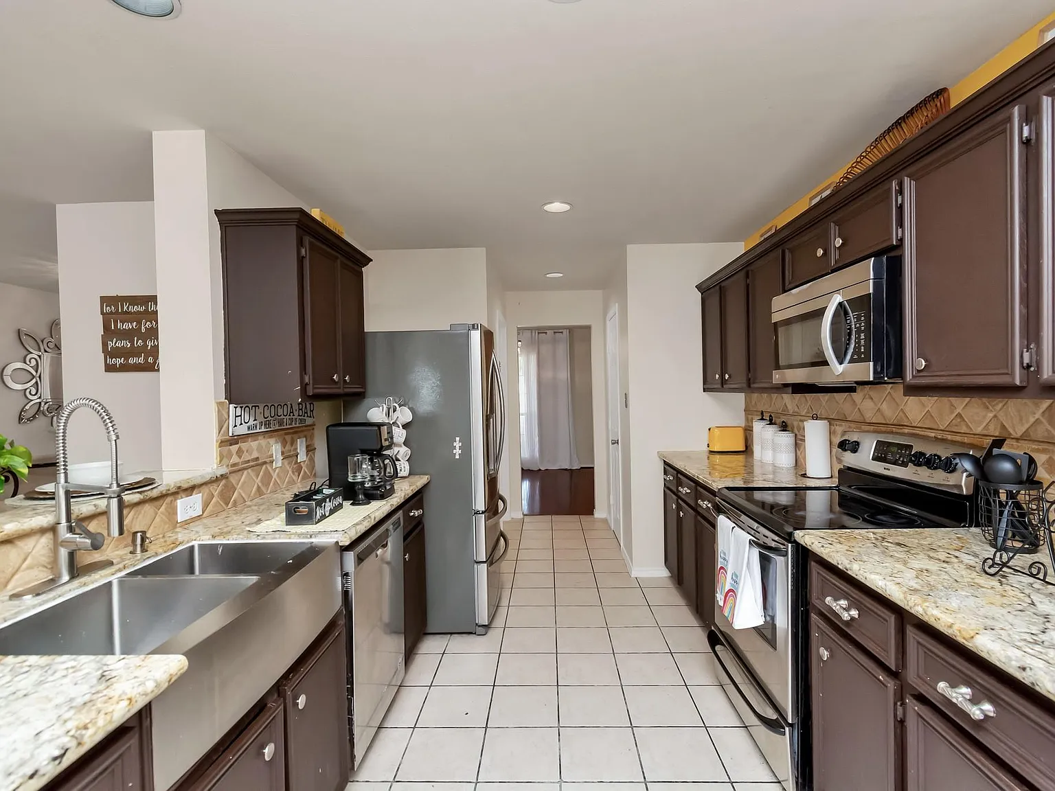 4 bed, 2.5 bath, 2496 sqft, $2,800 — Photo 3