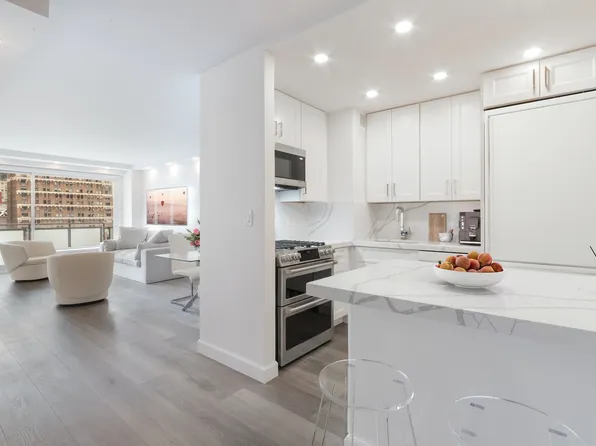 300 East 40th Street image 1 of 14