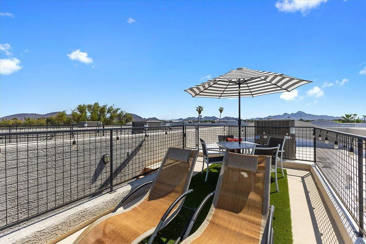 3 bed, 3.5 bath, 1650 sqft, $2,300 — Photo 2