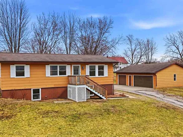 303 S Highland St, Williamsburg, IA 52361