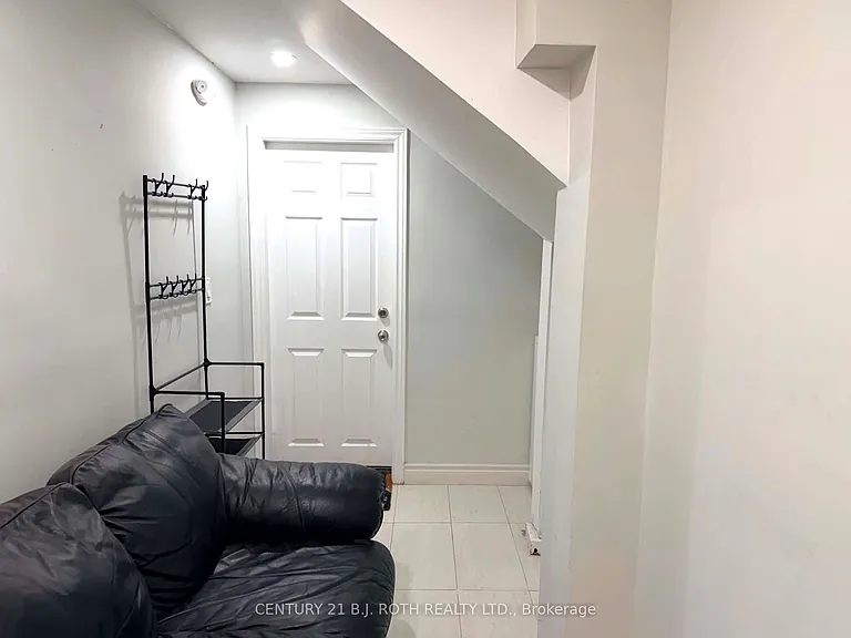 10 Sanford Cres — Photo 3