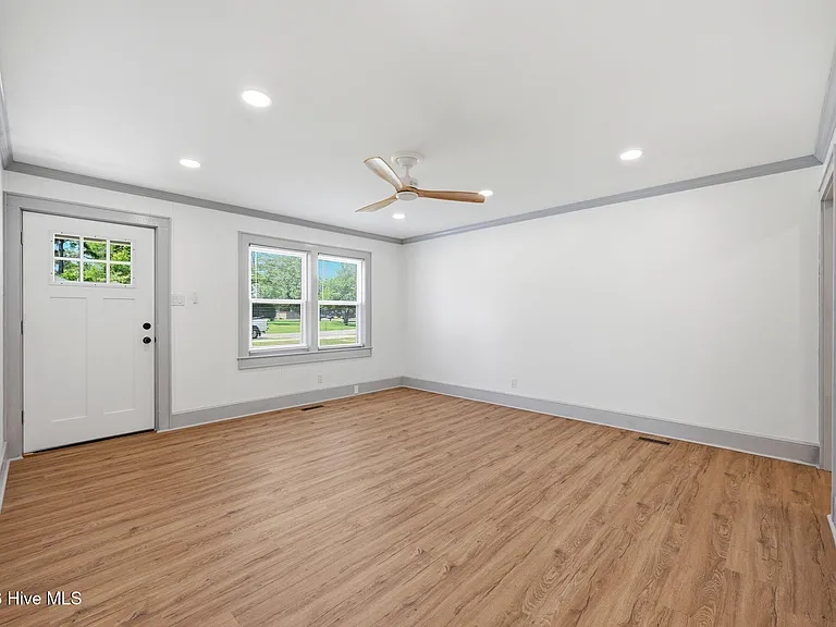 1714 Lucerne Way — Photo 3