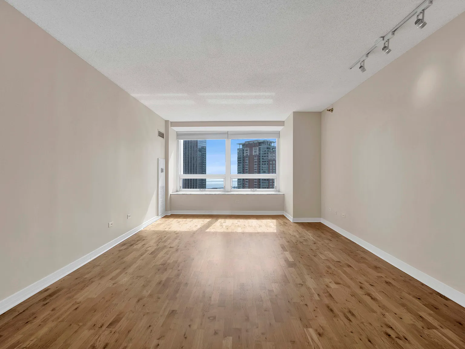 512 N McClurg Ct — Photo 2
