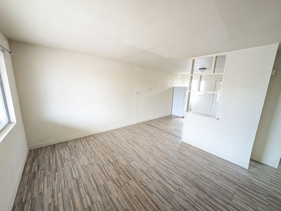 1st image of 1010 Palomas Dr SE