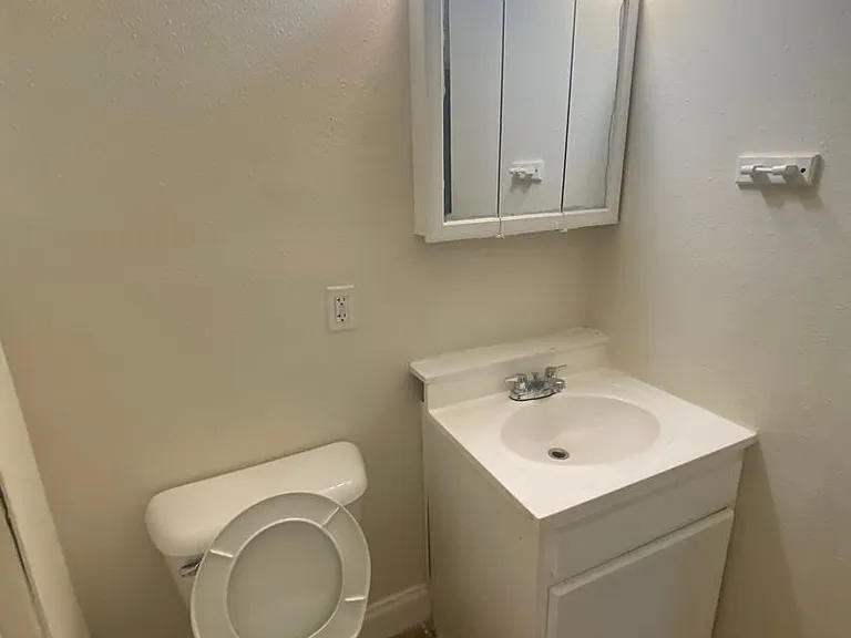 9808 Parmelee Ave — Photo 2
