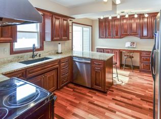 1808 Apple View Ln, Burnsville, MN 55337