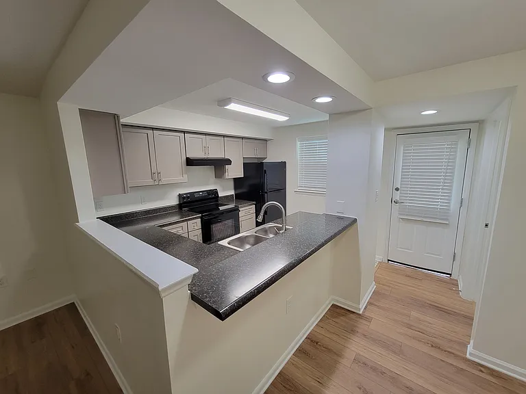 555 E 8th St #1 — Photo 10