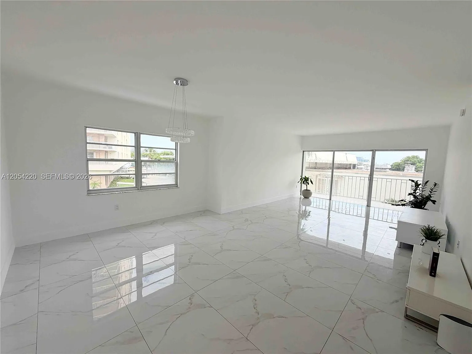 Arlen House West Condo — Photo 2