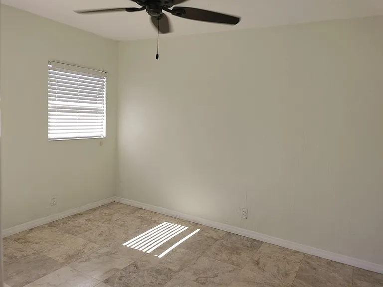 728 NE 13th Ct — Photo 8