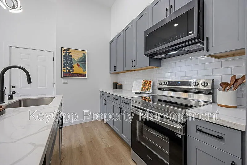 1 bed, 1.5 bath, 572 sqft, $4,100 — Photo 3