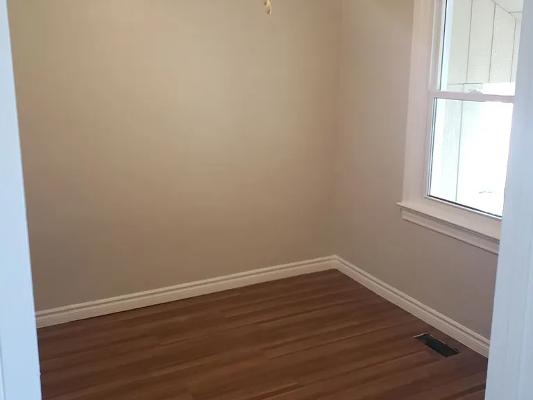 519 Catharine St N #MAIN LEVEL — Photo 9