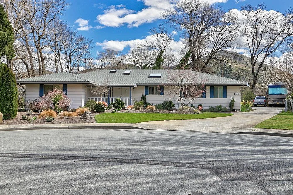 122 Hickory Dr photo 1