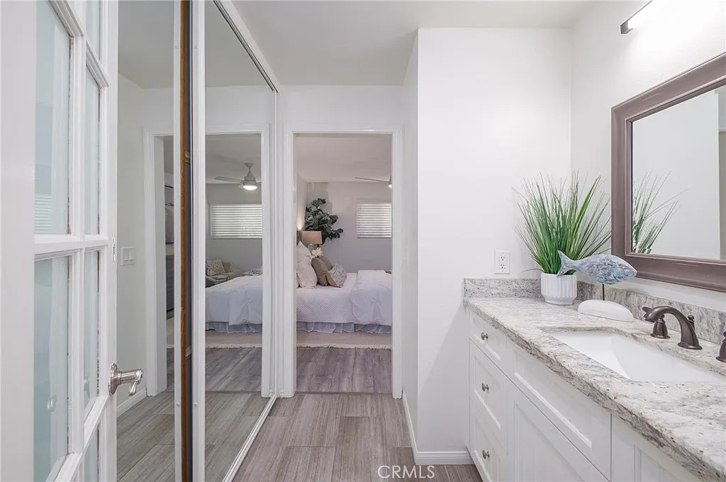 2 bed, 2.0 bath, 986 sqft, $4,000 — Photo 4