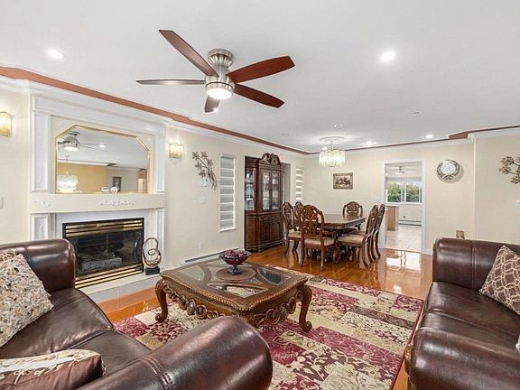 3rd image of 3545 Viewmount Pl