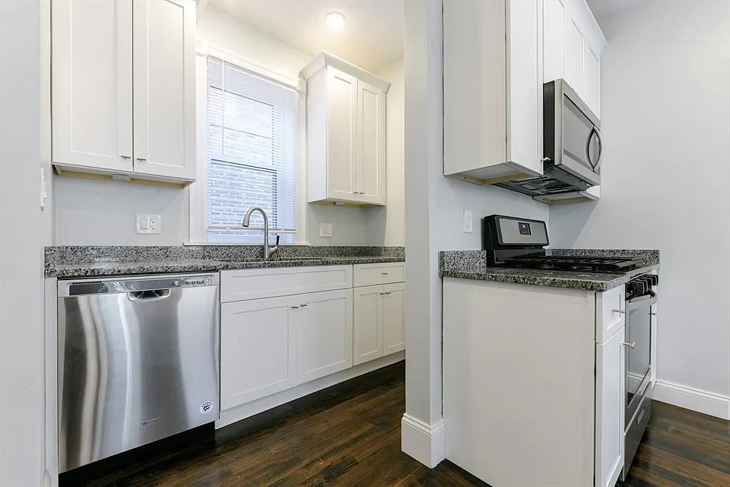 4 bed, 2.0 bath, 1400 sqft, $3,200 — Photo 3