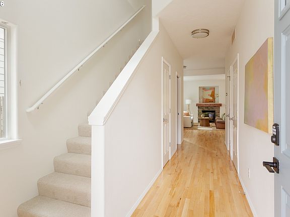 3rd image of 9211 N Clarendon Ave