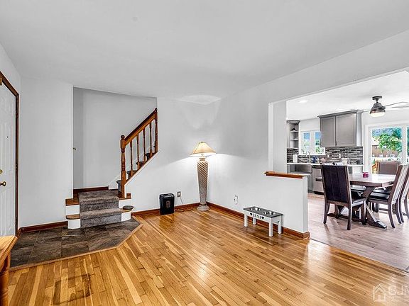 5th image of 16 Deerwood Ave