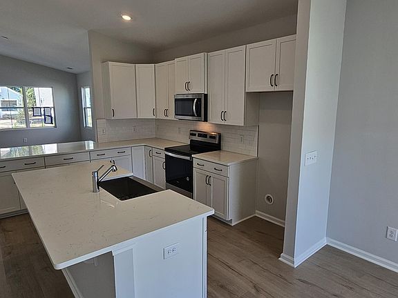 3rd image of 62 Whispering Oaks Circle