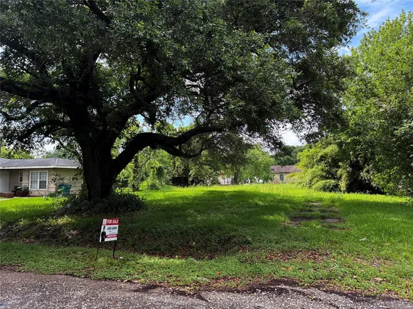 229 Nanlee St, La Marque, TX 77568
