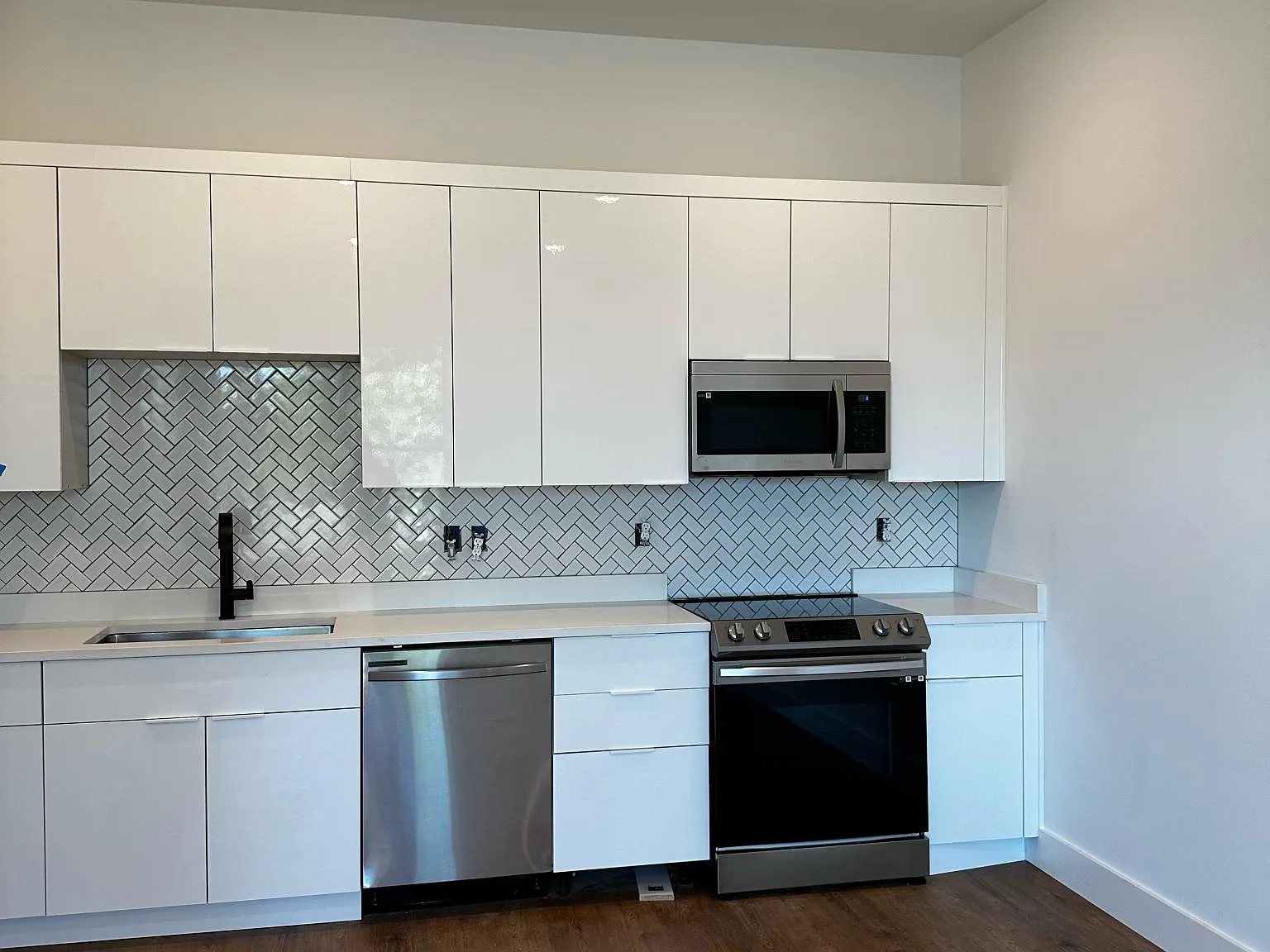 1 bed, 1.5 bath, 1107 sqft, $1,650 — Photo 2