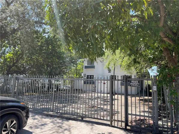 1052 NW 4th St #4, Miami, FL 33128