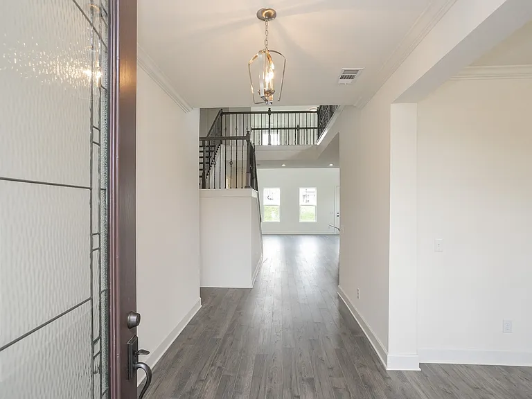 302 Sunderland Dr — Photo 2
