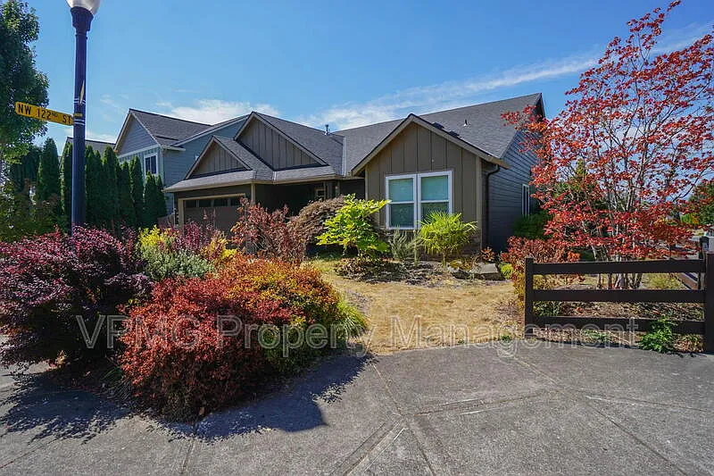 4 bed, 2.0 bath, 2072 sqft, $3,295 — Photo 4