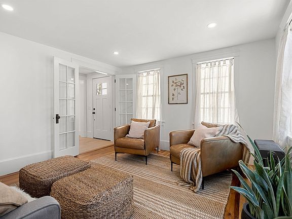 3rd image of 48 Temple St