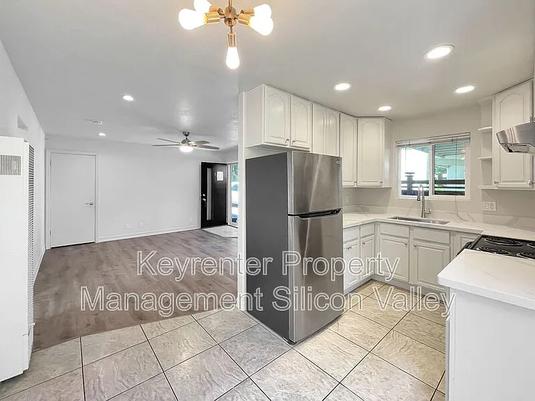 923 Ravenscourt Ave #1 — Photo 6