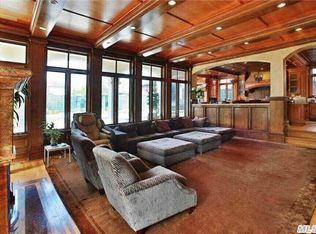 17 8th Ave, Malba, NY 11357